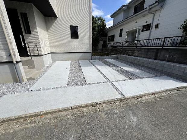 駐車場です。前面道路との高低差も少なく、スムーズに出入りできます。