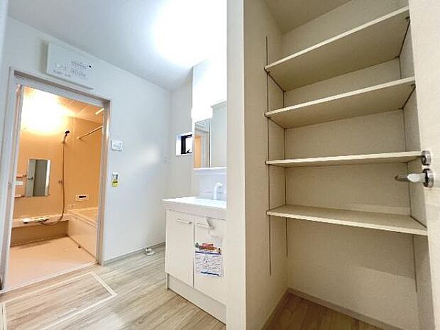 快適で清潔感がある脱衣スペースです。