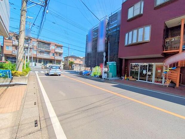 前面道路を含めた現地写真です。