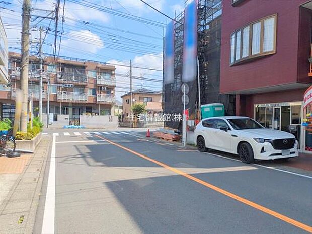 前面道路を含めた現地写真です。