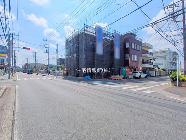 前面道路を含めた現地写真です。