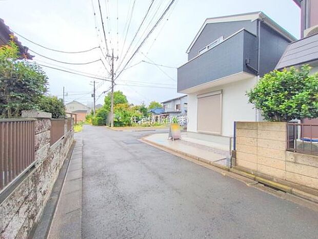 前面道路を含めた現地写真です。