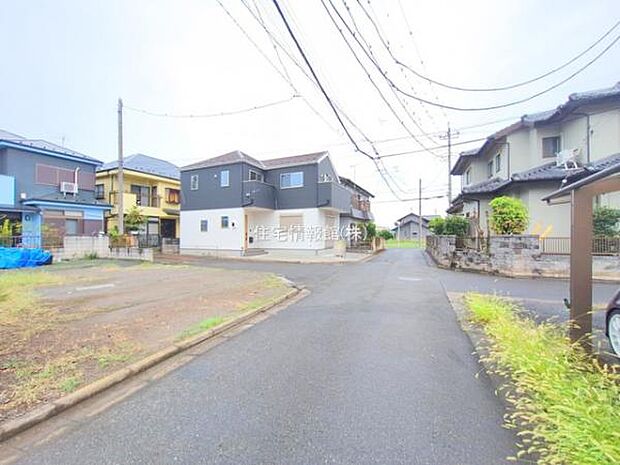 前面道路を含めた現地写真です。