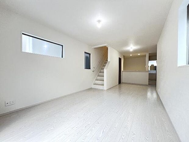 明るい日差しが入る風通しの良いリビングです。