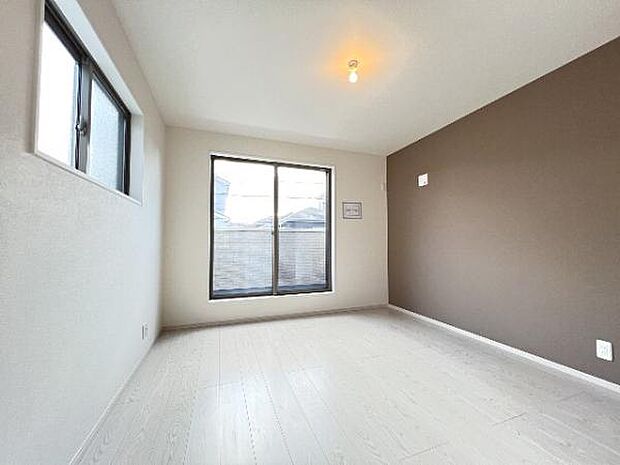 明るい広々とした主寝室でご家族ゆっくりお休みになれますね。