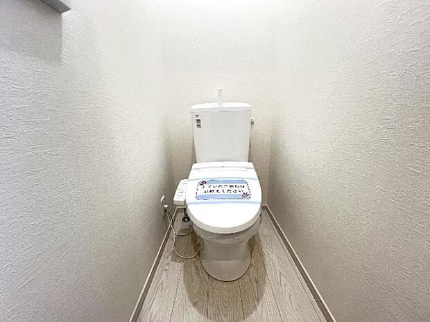シャワー洗浄機能付のトイレは、清潔感が印象的な空間ですね。
