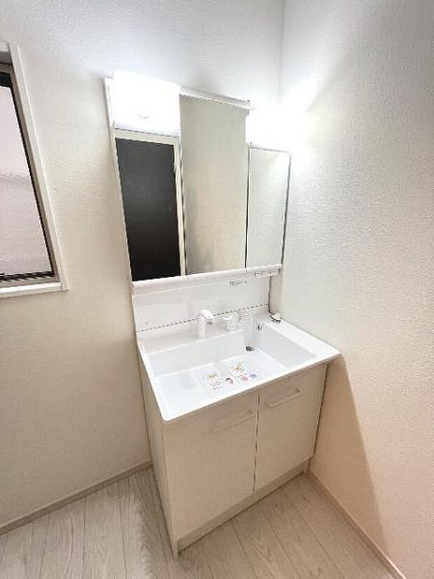 シャワー付き洗面化粧台です。手軽にシャンプーができ、お掃除もしやすいですね。