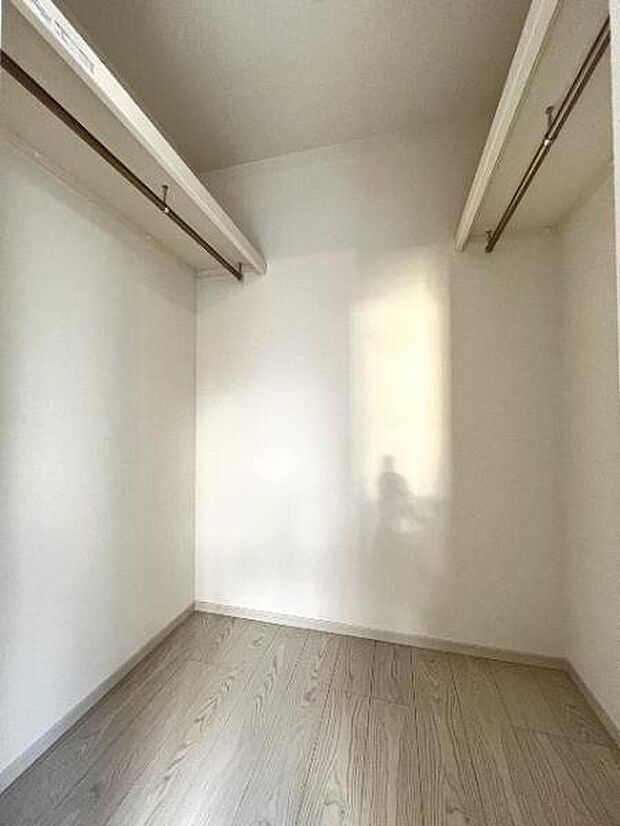 ウォークインクローゼットがあり収納スペースも豊富。季節物もスッキリ片付きそうです。