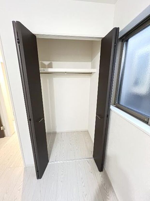 いつでもお部屋をスッキリお使い頂ける収納スペースを設置。