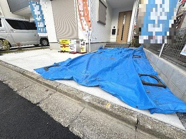 駐車場です。前面道路との高低差も少なく、スムーズに出入りできます。