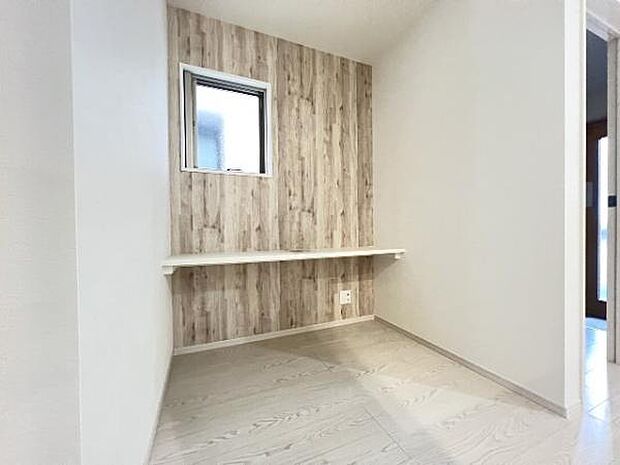 キッチン横にカウンターがあります。