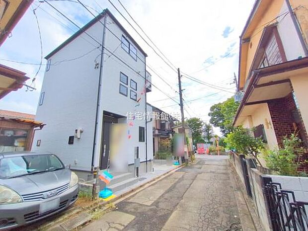 前面道路を含めた現地写真です。