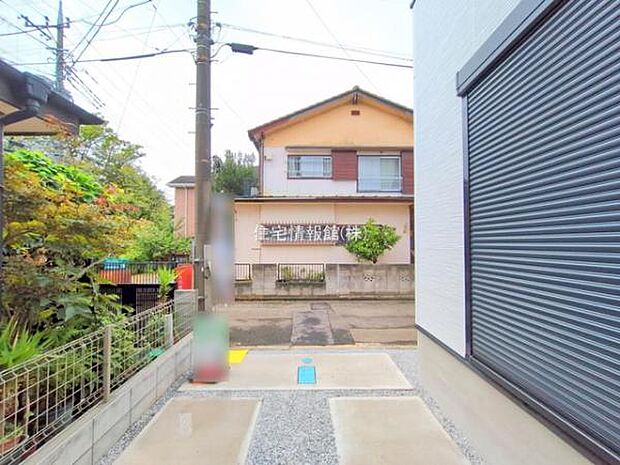 前面道路を含めた現地写真です。