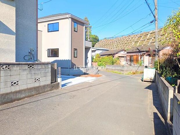 前面道路を含めた現地写真です。