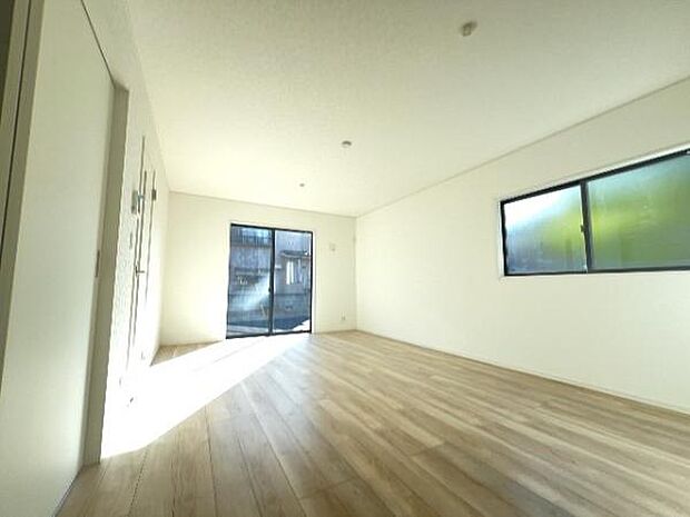 暖かな日差しが差し込むリビングダイニングです。