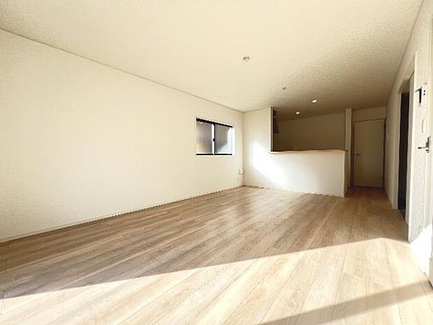 明るい日差しが入る風通しの良いリビングです。