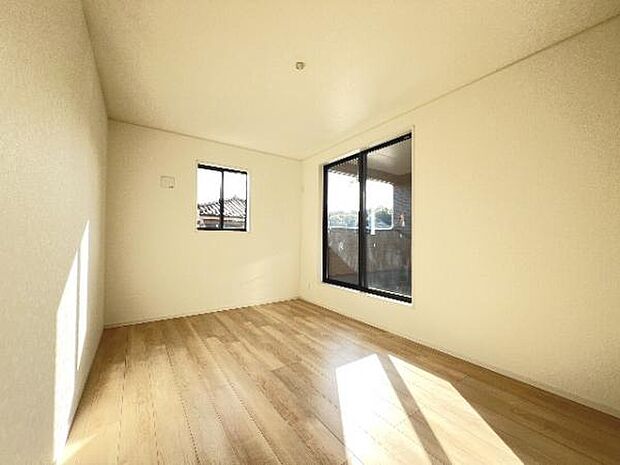 明るい広々とした主寝室でご家族ゆっくりお休みになれますね。