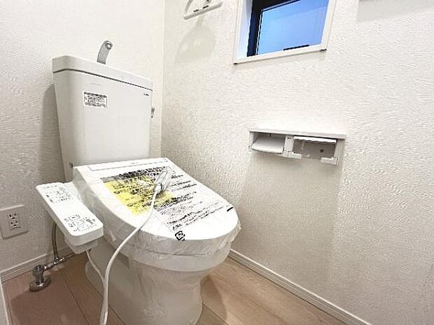 シャワー洗浄機能付のトイレは、清潔感が印象的な空間ですね。