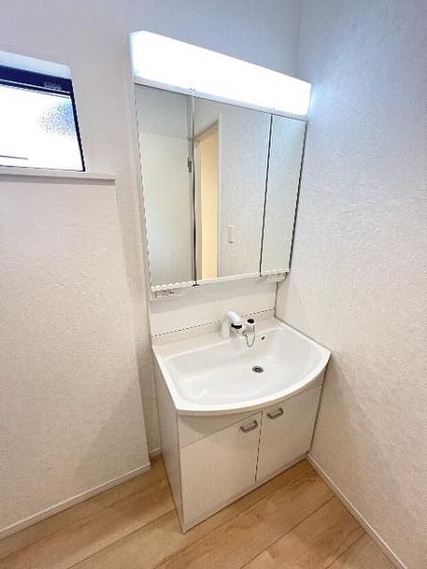 シャワー付き洗面化粧台です。手軽にシャンプーができ、お掃除もしやすいですね。