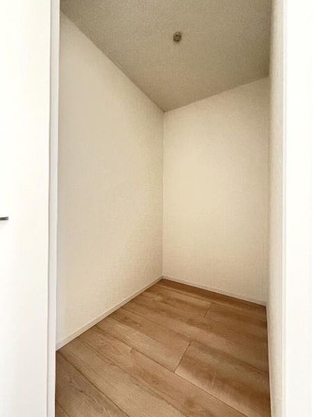 ウォークインクローゼットがあり収納スペースも豊富。季節物もスッキリ片付きそうです。