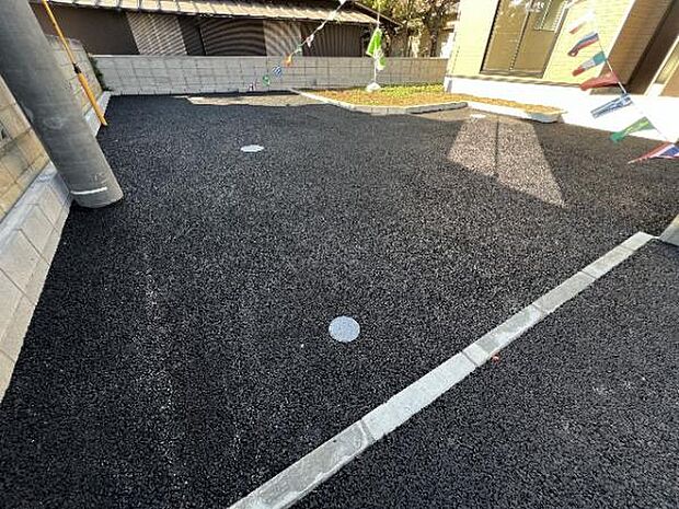 駐車場です。前面道路との高低差も少なく、スムーズに出入りできます。