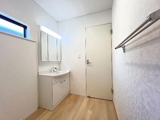 快適で清潔感がある脱衣スペースです。