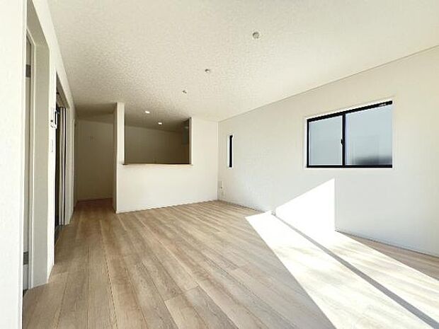 明るい日差しが入る風通しの良いリビングです。