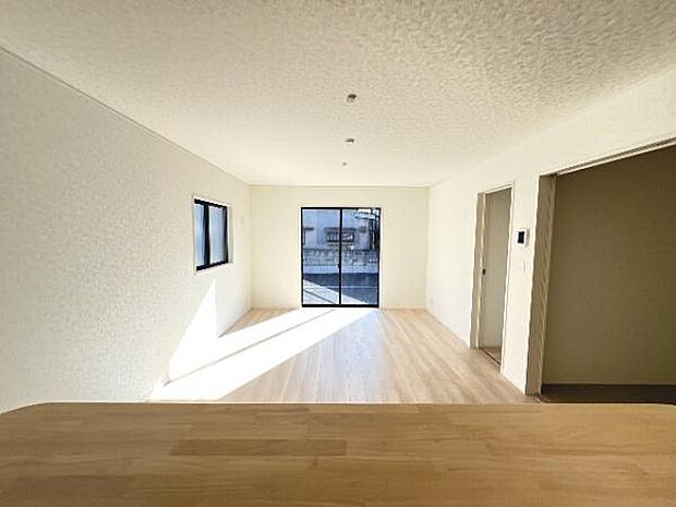 カウンターキッチン越しに会話も楽しめるダイニングキッチン。