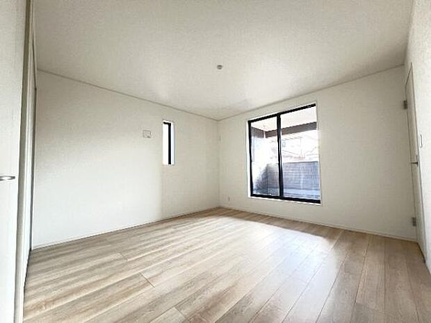 明るい広々とした主寝室でご家族ゆっくりお休みになれますね。