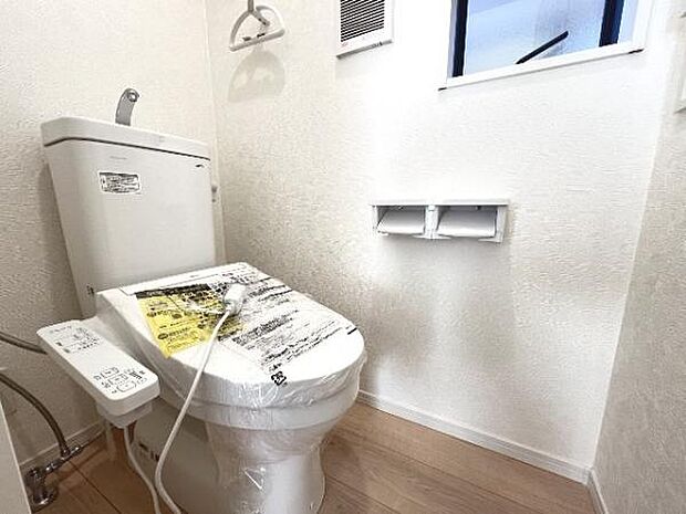 シャワー洗浄機能付のトイレは、清潔感が印象的な空間ですね。