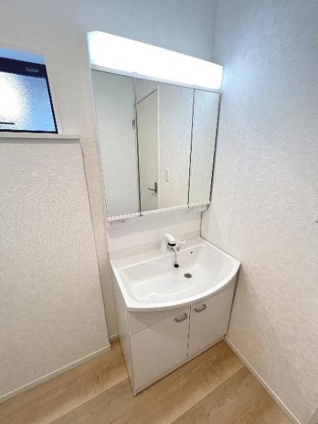 シャワー付き洗面化粧台です。手軽にシャンプーができ、お掃除もしやすいですね。