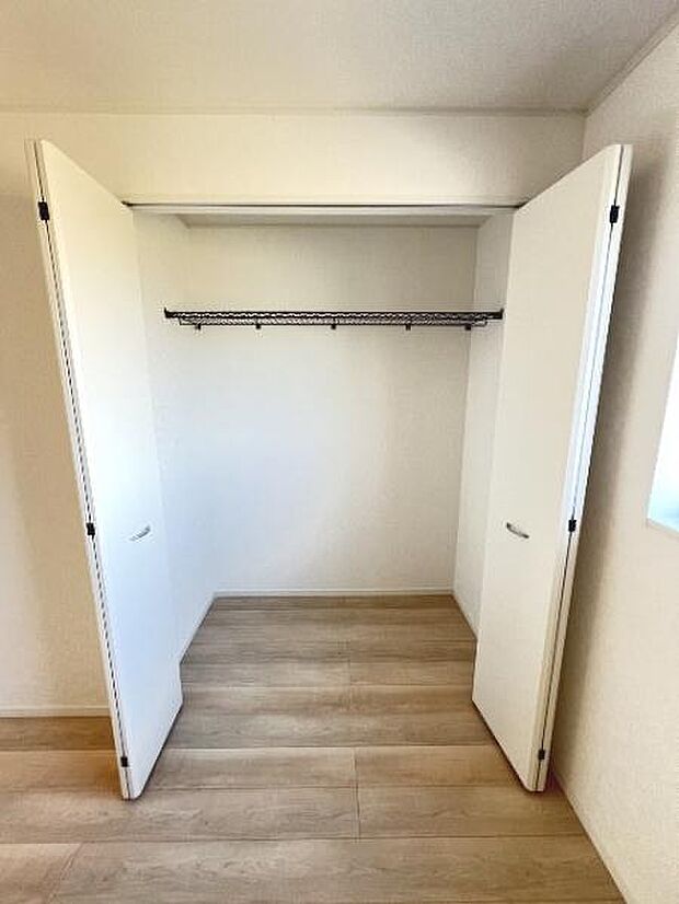 いつでもお部屋をスッキリお使い頂ける収納スペースを設置。