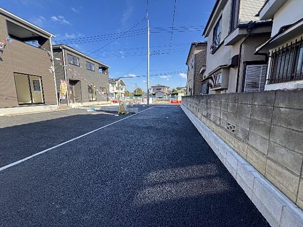 前面道路を含めた現地写真です。