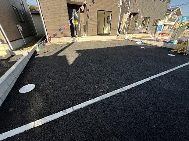 駐車場です。前面道路との高低差も少なく、スムーズに出入りできます。