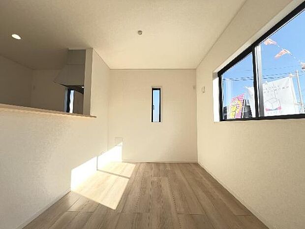 キッチン正面にダイニングセットを配置することで、配膳もスムーズに。調理中も会話を楽しめます。