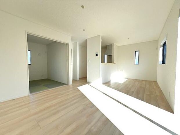 明るい日差しが入る風通しの良いリビングです。