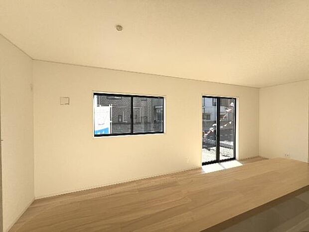 お食事中もキッチンと会話が楽しめるダイニングスペース。