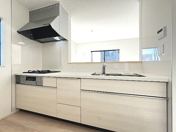 ご家族を見守りながら家事が捗る対面式キッチン。お料理をしながらご家族のサポートも可能です。