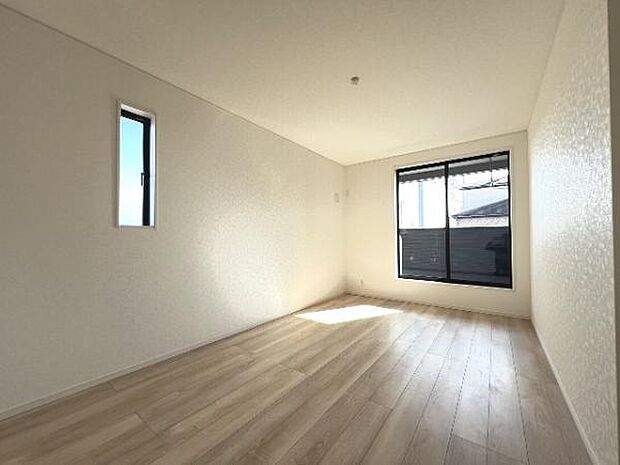 明るい広々とした主寝室でご家族ゆっくりお休みになれますね。