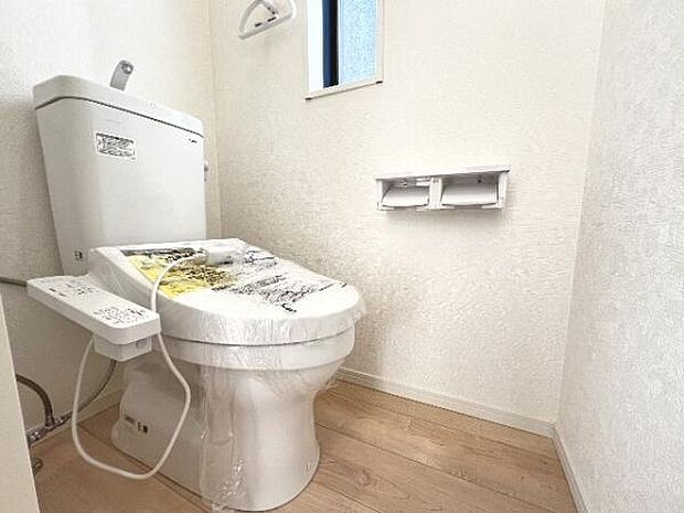 シャワー洗浄機能付のトイレは、清潔感が印象的な空間ですね。