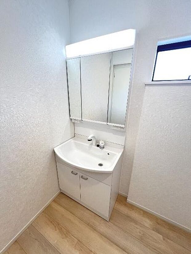 シャワー付き洗面化粧台です。手軽にシャンプーができ、お掃除もしやすいですね。