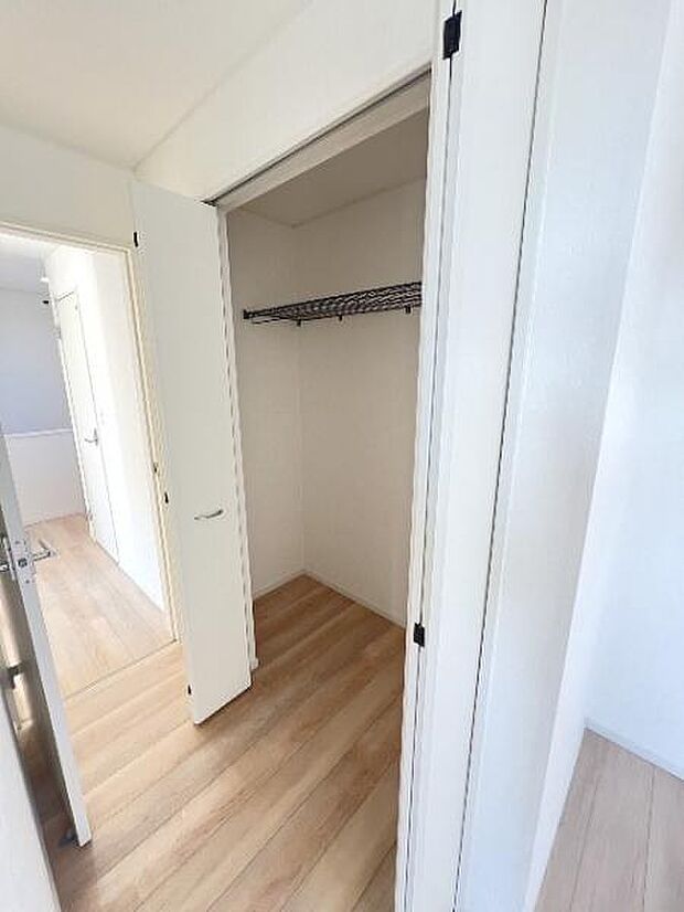 いつでもお部屋をスッキリお使い頂ける収納スペースを設置。