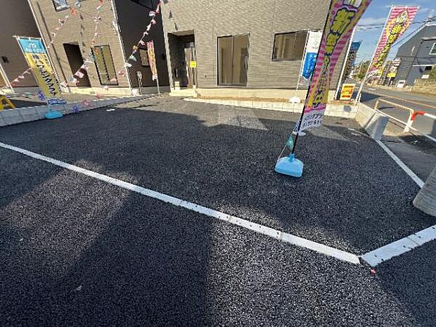 駐車場です。前面道路との高低差も少なく、スムーズに出入りできます。