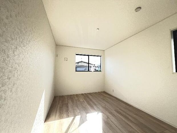 木の温もりが優しいフローリングの収納スペース付き洋室です。