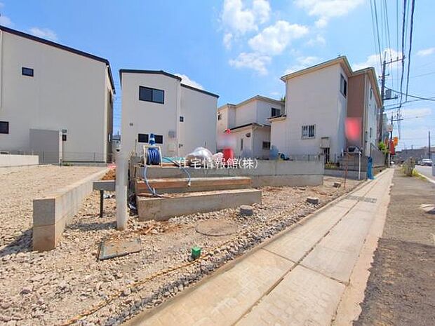 前面道路を含めた現地写真です。