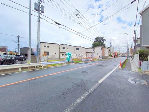 前面道路を含めた現地写真です。