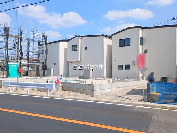 前面道路を含めた現地写真です。