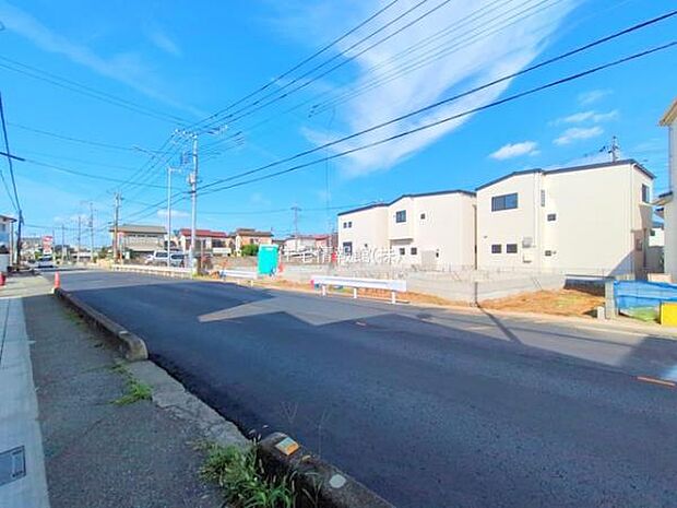 前面道路を含めた現地写真です。