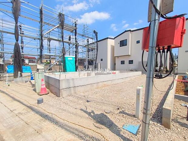 前面道路を含めた現地写真です。