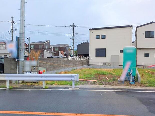 前面道路を含めた現地写真です。